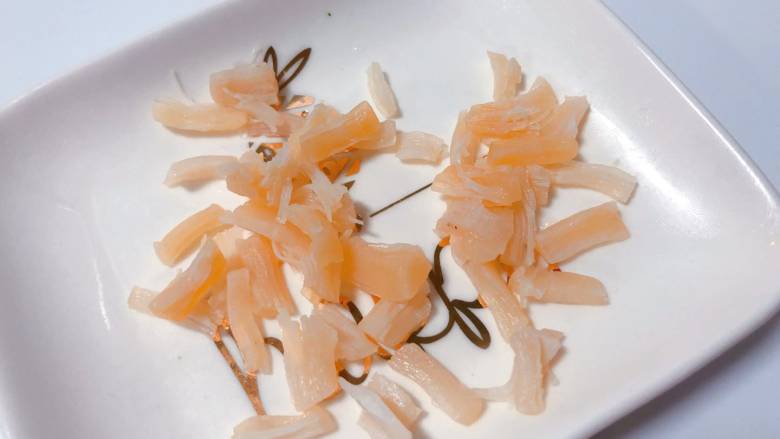 【宝宝辅食】干贝小米疙瘩汤,煮好的干贝用手撕成条;