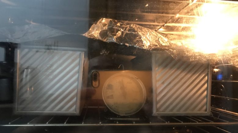 酸奶蜂蜜米吐司,送进提前预热好的烤箱中下层上下火180度42分钟,上色后立即加盖锡纸。