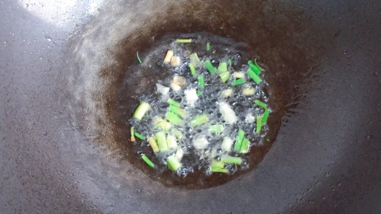 茄汁大虾,炒锅烧热倒入适量油,放入葱白爆香。