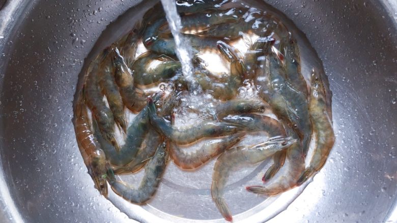 茄汁大虾,然后冲洗干净,沥干水分备用。