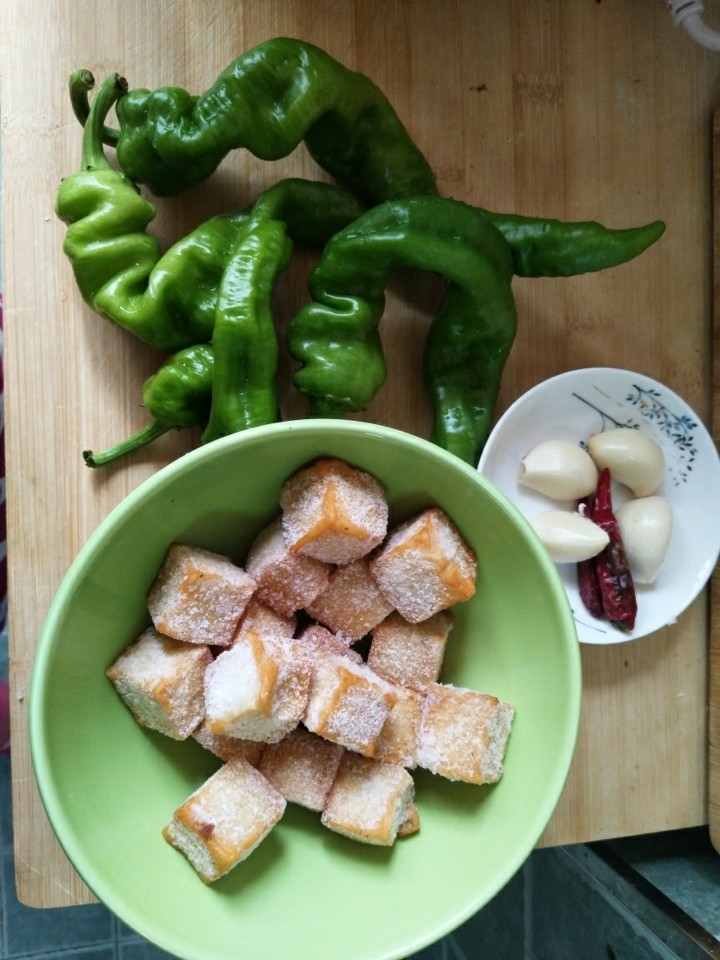 孜然青椒炒鱼豆腐,准备好食材