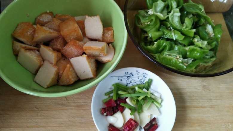 孜然青椒炒鱼豆腐,<a style='color:red;display:inline-block;' href='/shicai/ 61'>青椒</a>切片，<a style='color:red;display:inline-block;' href='/shicai/ 1619'>鱼豆腐</a>对角切成三角形，<a style='color:red;display:inline-block;' href='/shicai/ 86474'>干辣椒</a>，葱切段，蒜切片备用