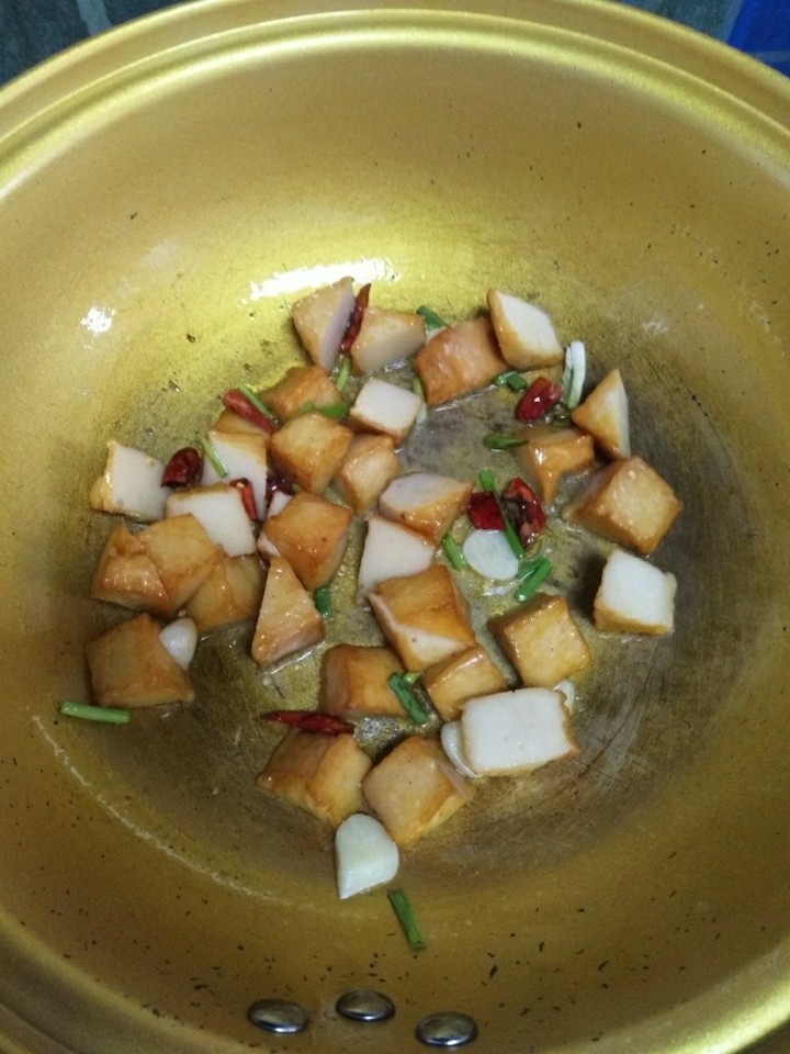 孜然青椒炒鱼豆腐,放入切好的鱼豆腐翻炒2分钟