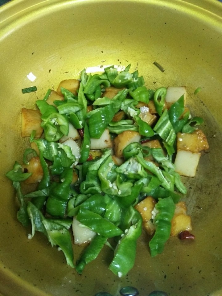 孜然青椒炒鱼豆腐,放入之前切好的青椒翻炒