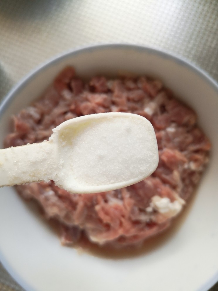 肉丝木耳炒干丝,<a style='color:red;display:inline-block;' href='/shicai/ 4613'>肉丝</a>泡去血水
洗净,沥水
放一勺盐