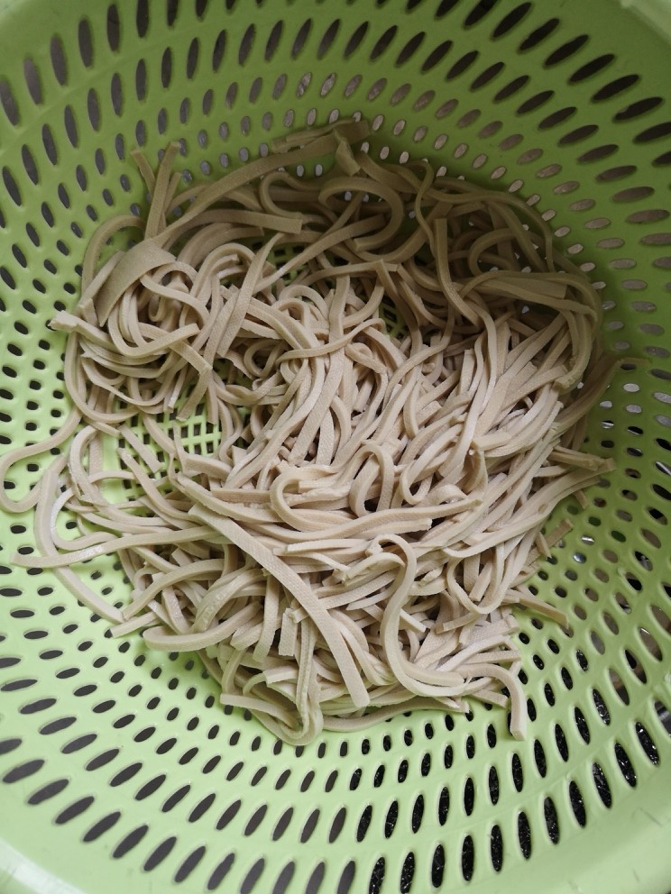 肉丝木耳炒干丝,倒出,沥水