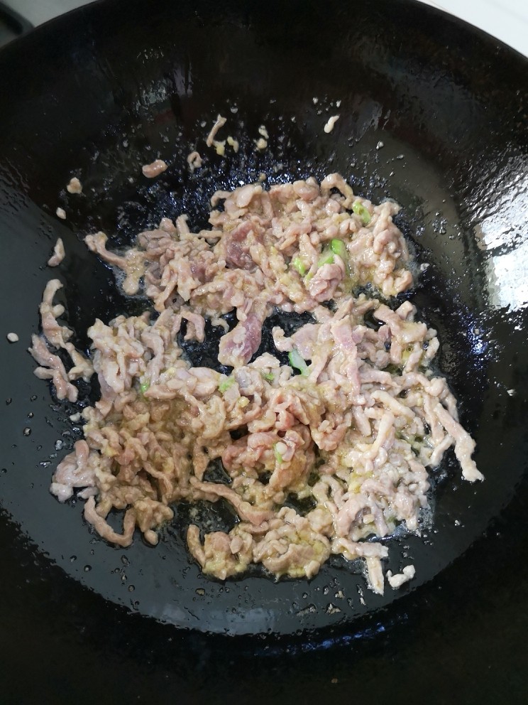 肉丝木耳炒干丝,下腌制好的肉丝迅速翻炒
八成熟就可以了
盛出备用