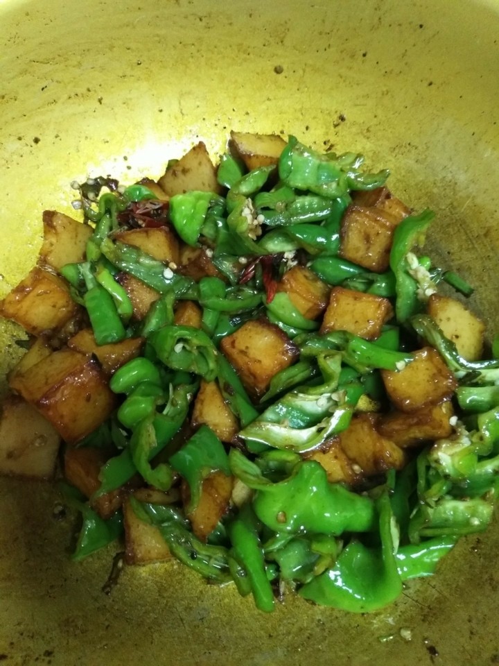 孜然青椒炒鱼豆腐,加入五香粉,孜然粉,2勺生抽,1勺老抽,适量盐翻炒