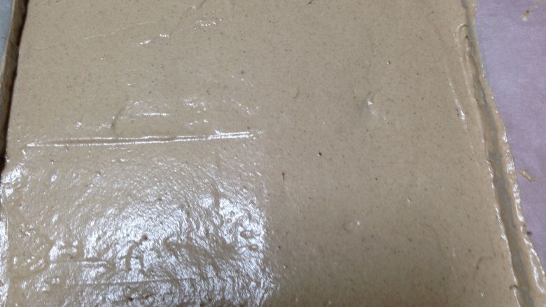 数字蛋糕,蛋糕糊倒入铺了油纸的烤盘,整理平整,震出气泡