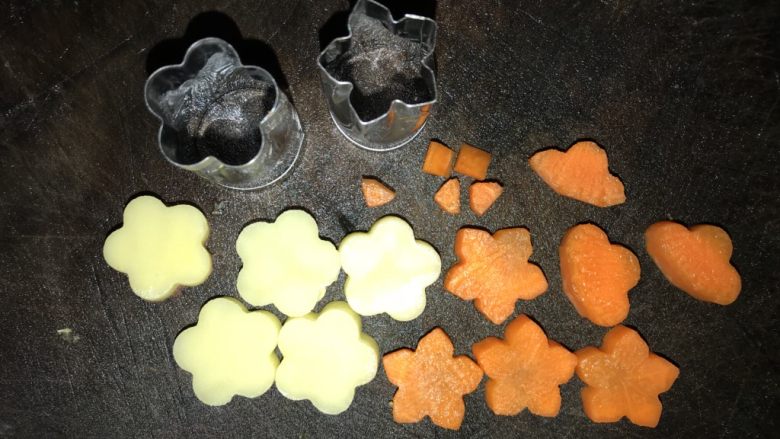 珍妮珍馐儿童香肠便当,将胡萝卜和土豆切片2mm的厚片,压出花型