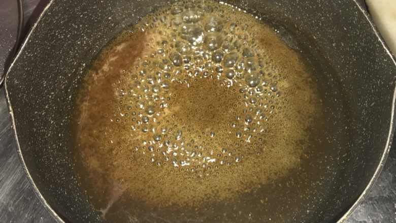 豇豆花环肉丸,锅里加水酱油和水煮沸,再拌入淀粉水勾芡成汁即可