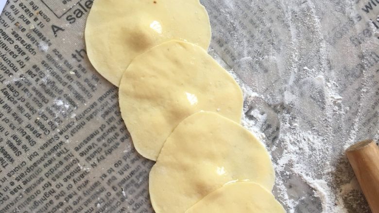 芝麻海苔牛肉松卷,面团按揉排气,分成若干小份,擀成饺子皮,四个一排