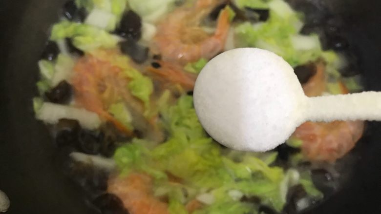 上汤虾干木耳杭白菜,时间到,打开锅盖,加一小勺细盐