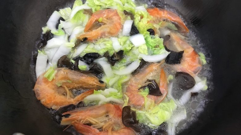 上汤虾干木耳杭白菜,水量和图片中差不多,大火烧开之后盖上锅盖,转小火煮3分钟
