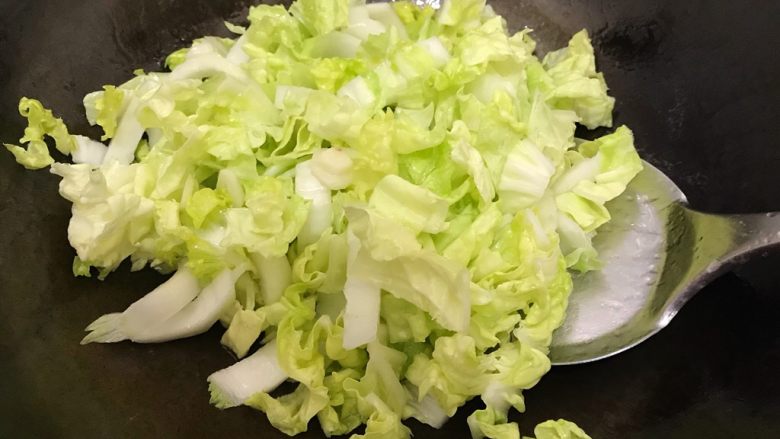 上汤虾干木耳杭白菜,转中大火,翻炒30秒