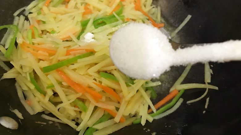 灯红酒绿土豆君,加一丢丢细砂糖,翻炒均匀,即可