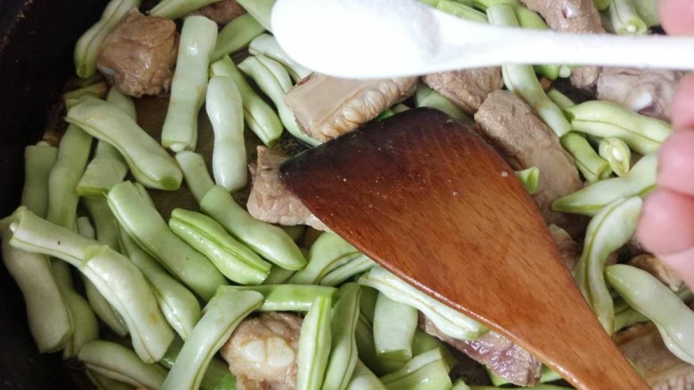 排骨豆角闷饭,加入盐!