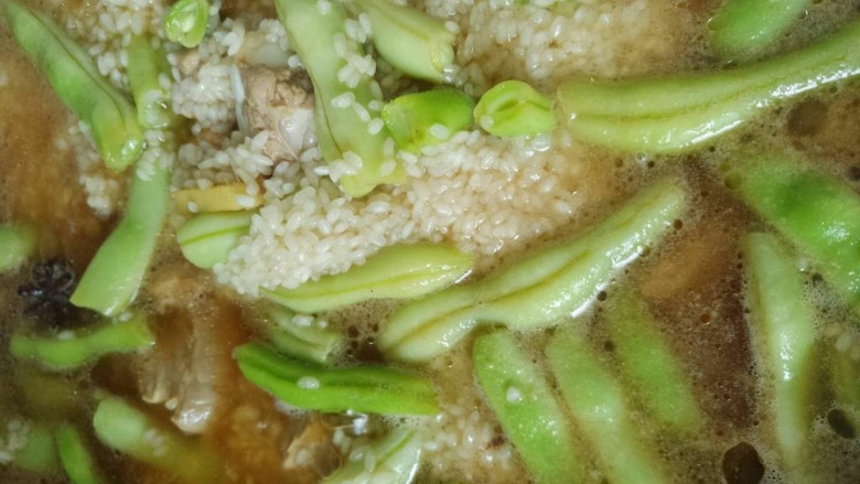 排骨豆角闷饭,水开了加入大米,大米提前用凉水泡了半个小时!