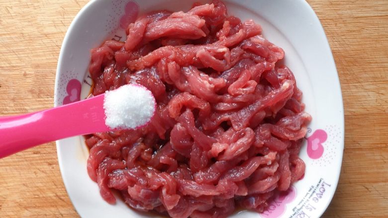 青椒炒牛肉丝,加入1小勺<a style='color:red;display:inline-block;' href='/shicai/ 3729'>白糖</a>;