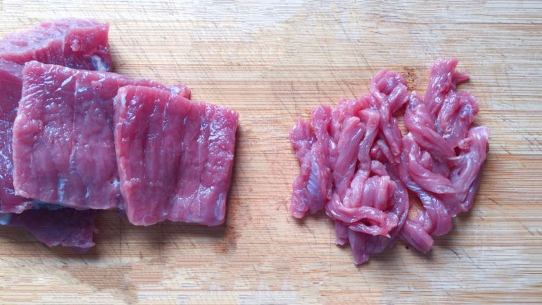 青椒炒牛肉丝,新鲜<a style='color:red;display:inline-block;' href='/shicai/ 216'>牛肉</a>清洗干净,沥干水分,先切成片,再切成丝。