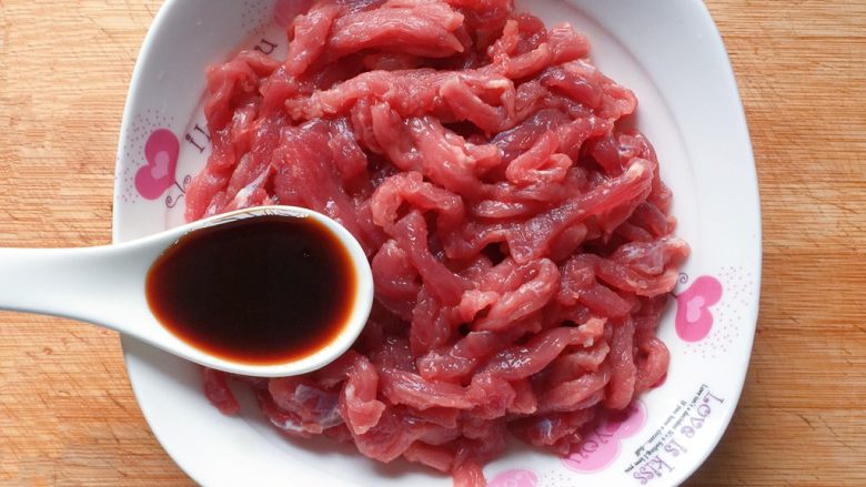 青椒炒牛肉丝,加入1汤匙<a style='color:red;display:inline-block;' href='/shicai/ 788'>生抽</a>;