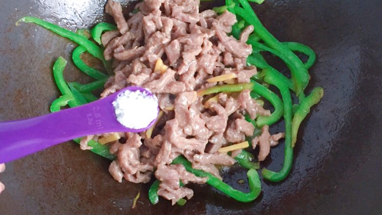 青椒炒牛肉丝,把之前炒好的牛肉丝回锅,再加入适量盐调味;