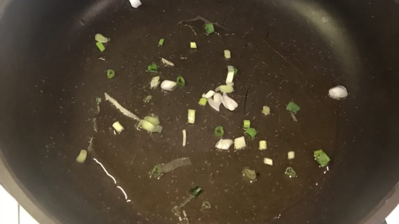 苦瓜炒蛋,热锅冷油，下葱翻炒香味