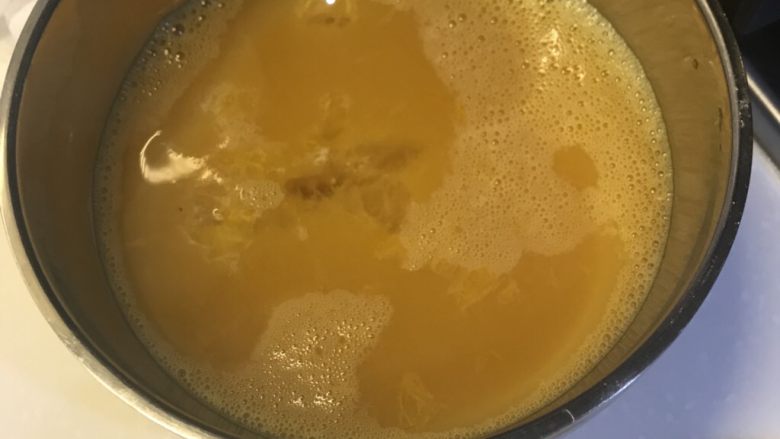 苦瓜炒蛋,<a style='color:red;display:inline-block;' href='/shicai/ 9'>鸡蛋</a>下盐，打均匀