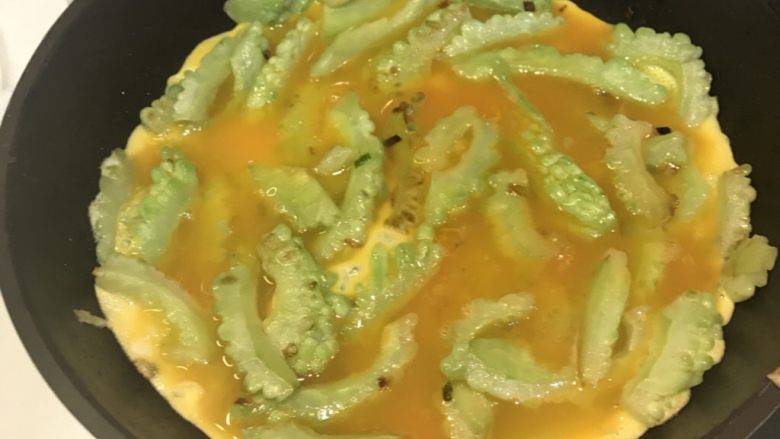 苦瓜炒蛋,下入鸡蛋，煎熟就可以了