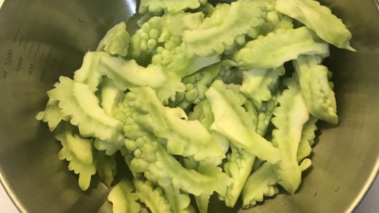 苦瓜炒蛋,<a style='color:red;display:inline-block;' href='/shicai/ 55'>苦瓜</a>洗干净，去籽和里面白色的，斜片薄切