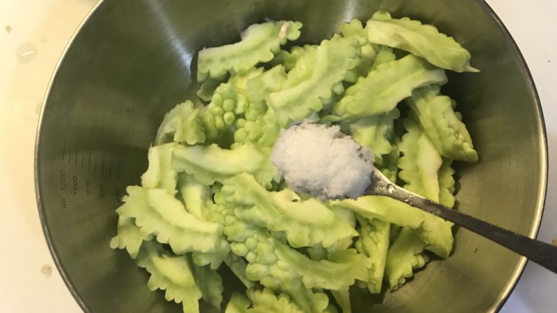 苦瓜炒蛋,下盐、腌制15分钟，出水然后沥干水