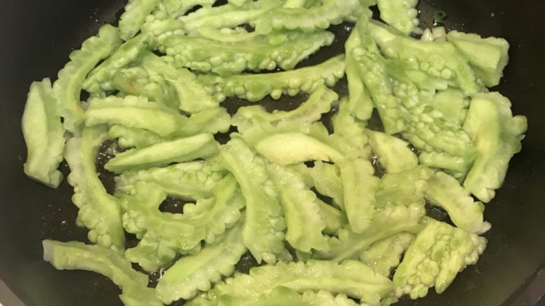 苦瓜炒蛋,下苦瓜，翻炒炒苦