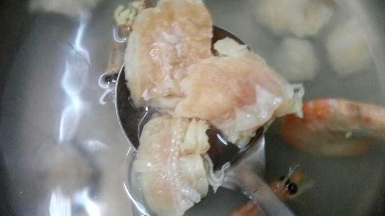 海鲜干货汤-鲜甜,鲨鱼骨和虾干洗干净,浸泡半小时,这个图片没拍到!