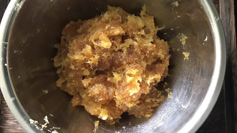 自制土凤梨酥,凤梨果肉加入180克冰糖炒成馅料(图中的是我用多功能料理机熬制的)