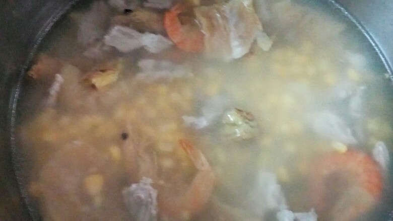 海鲜干货汤-鲜甜,临好前10分钟左右,放入猪肉。
汤前前后后炖一个小时,可以吃+喝汤咯!上汤前,记得加点盐