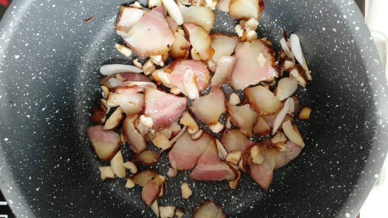 土豆腊肉香菇饭,待腊肉炒至透明色,倒入切好的土豆、酱油继续翻炒均匀,不用炒熟, 吧啦均匀即可(炒土豆时忘拍照片了)。