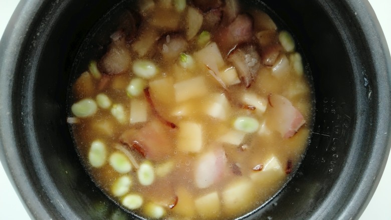 土豆腊肉香菇饭,加入适量的水,水没过食材即可,不能太多否则蒸出的米饭黏在一起,影响口感,然后按蒸饭键 跟平时蒸米饭一样。