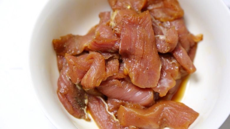 菠萝彩椒里脊肉,将里脊肉洗净，去除表面白膜，按照肉的纹理，切成约3mm的肉片，加入一小勺<a style='color:red;display:inline-block;' href='/shicai/ 718'>料酒</a>，味极鲜，适量的生粉，<a style='color:red;display:inline-block;' href='/shicai/ 134333'>黑胡椒</a>，少许盐，拌匀腌制30分钟。