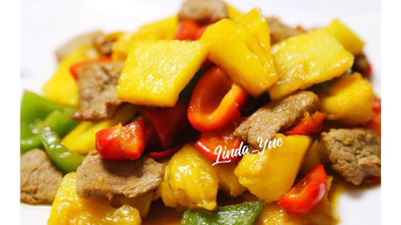 菠萝彩椒里脊肉,锅中倒入适量油,加热后倒入彩椒,放少许味极鲜,翻炒片刻倒入肉片,加入适量的盐,最后加入菠萝,炒至均匀入味即可出锅。装盘后即可开动了。