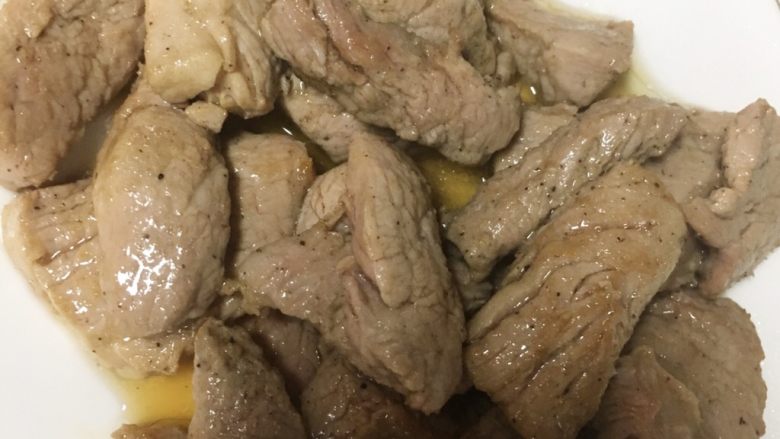 菠萝彩椒里脊肉,炒锅中放入油,加热至90度左右,将肉片倒入快速翻炒,炒至肉片变色即可出锅,放至一旁备用。