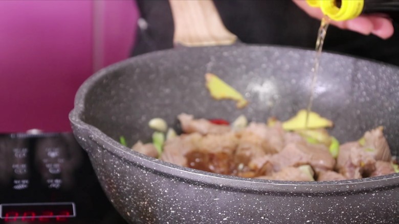 西红柿牛腩,葱姜蒜的味道出来后放入牛肉，翻炒，让香味进入牛肉中，然后放<a style='color:red;display:inline-block;' href='/shicai/ 718'>料酒</a>，酱油，<a style='color:red;display:inline-block;' href='/shicai/ 788'>生抽</a>