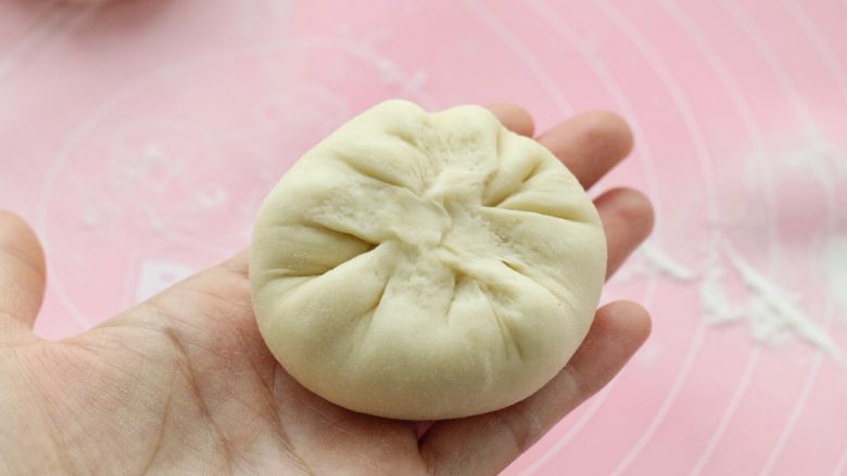 发面红糖饼,像包包子一样捏紧收口,不要留有缝隙哦!