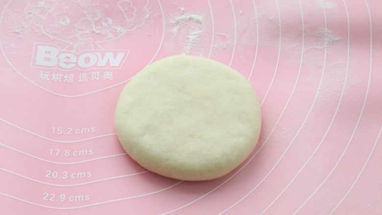发面红糖饼,再将包好馅料的饼胚翻过来,收口朝下轻轻按扁