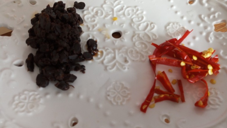 冷吃牛肉,<a style='color:red;display:inline-block;' href='/shicai/ 694'>豆豉</a>,切碎,小米辣剪成丝