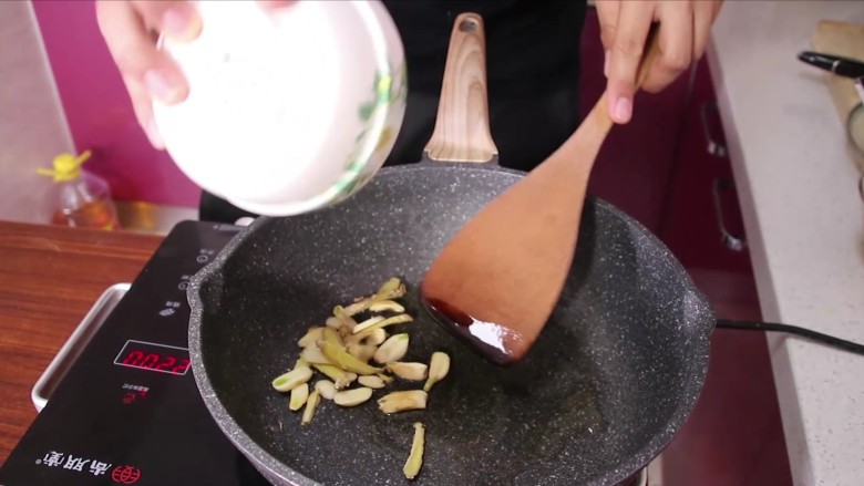 红焖羊肉,在锅中放少许油,将姜蒜炒香