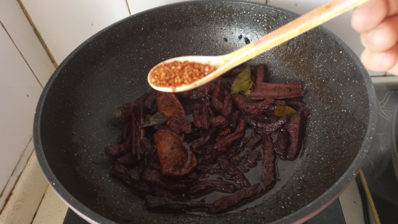 冷吃牛肉,关火,撒上<a style='color:red;display:inline-block;' href='/shicai/ 9613'>辣椒面</a>