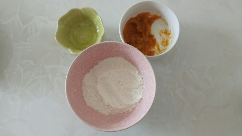 蔓越莓椰蓉酥,水油皮材料准备好。