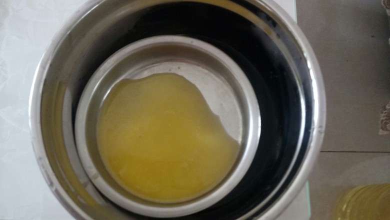 蔓越莓椰蓉酥,黄油隔水加入融化。