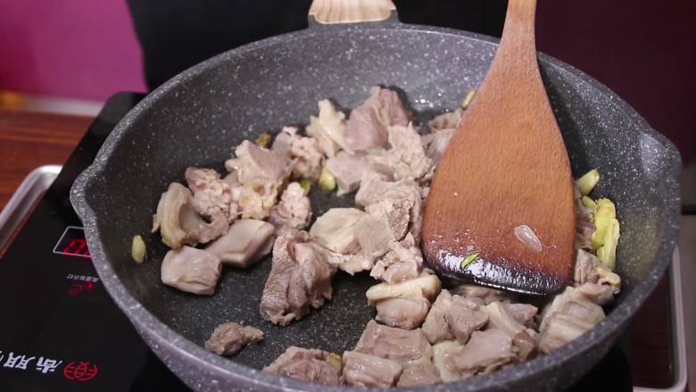 红焖羊肉,姜味蒜味出来后放入羊肉,暴炒两到三分钟,羊肉的油出来后放入<a style='color:red;display:inline-block;' href='/shicai/ 866'>冰糖</a>