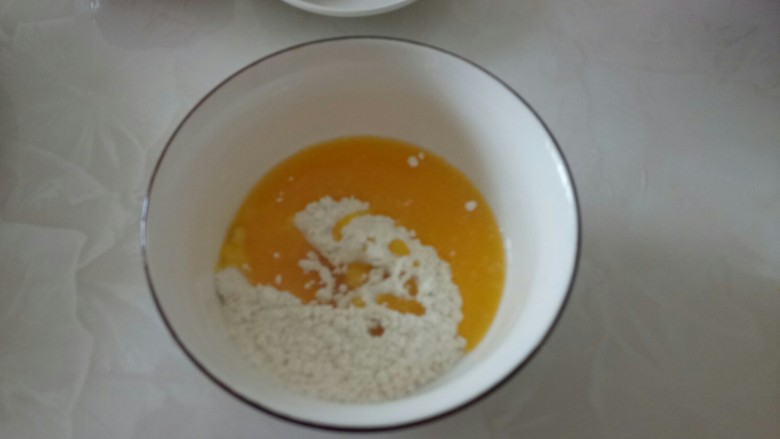 蔓越莓椰蓉酥,倒入<a style='color:red;display:inline-block;' href='/shicai/ 548'>低筋面粉</a>。